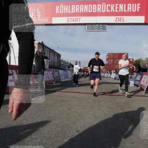 03.10.2025 - Köhlbrandbrückenlauf Matties Gatica Varas http://msf.ph/oto/9168793 03.10.2025 10:18:59 Ziel 1212, 1295, 1580, 1885, 2124, 2508, 2785, 2867, 3587, 3698 meine-sportfotos.de