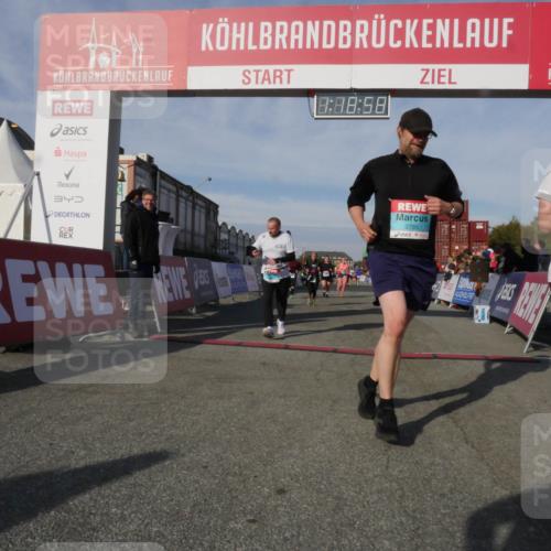 03.10.2025 - Köhlbrandbrückenlauf Matties Gatica Varas http://msf.ph/oto/9168795 03.10.2025 10:19:00 Ziel 1212, 1295, 1580, 1868, 2124, 2508, 2675, 2867, 3587, 3698 meine-sportfotos.de