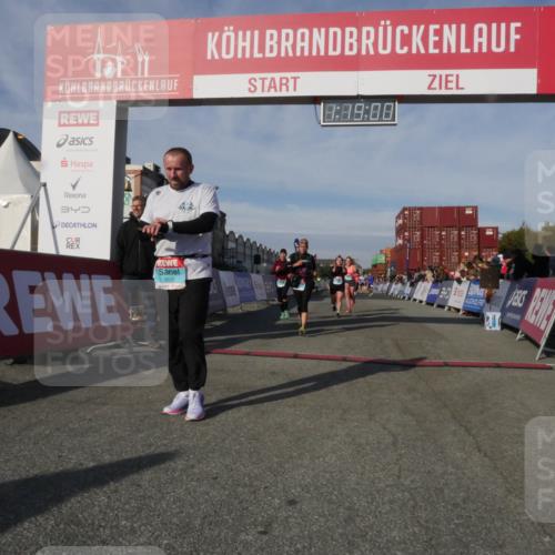 03.10.2025 - Köhlbrandbrückenlauf Matties Gatica Varas http://msf.ph/oto/9168799 03.10.2025 10:19:02 Ziel 1212, 1295, 1580, 1868, 2009, 2010, 2124, 2508, 2675, 2867, 3587 meine-sportfotos.de