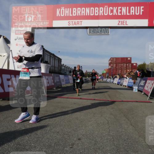 03.10.2025 - Köhlbrandbrückenlauf Matties Gatica Varas http://msf.ph/oto/9168800 03.10.2025 10:19:02 Ziel 1212, 1295, 1580, 1868, 2009, 2010, 2124, 2508, 2675, 2867, 3587 meine-sportfotos.de