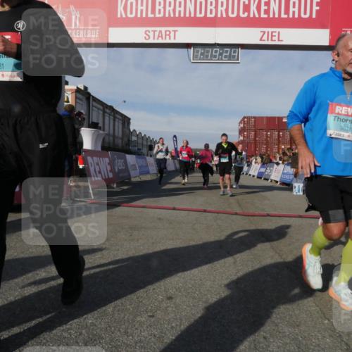03.10.2025 - Köhlbrandbrückenlauf Matties Gatica Varas http://msf.ph/oto/9168850 03.10.2025 10:19:26 Ziel 1556, 1712, 1803, 2180, 2851, 2853, 2885, 2886, 3031, 3133, 3239, 3558, 3815, 3828 meine-sportfotos.de