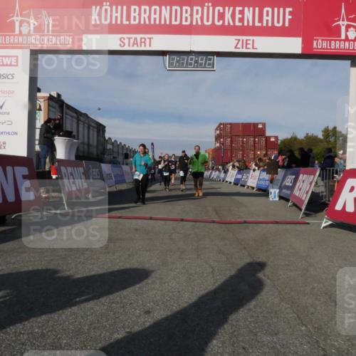 03.10.2025 - Köhlbrandbrückenlauf Matties Gatica Varas http://msf.ph/oto/9168886 03.10.2025 10:19:44 Ziel 1124, 1287, 1687, 1725, 1810, 1859, 1866, 1884, 1995, 2435, 2500, 2949, 3489, 3786 meine-sportfotos.de