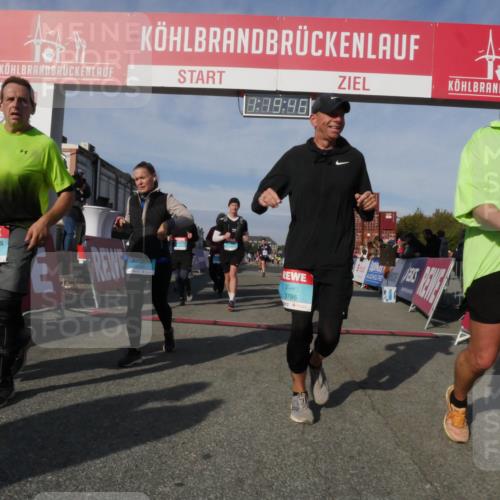 03.10.2025 - Köhlbrandbrückenlauf Matties Gatica Varas http://msf.ph/oto/9168895 03.10.2025 10:19:48 Ziel 1124, 1287, 1687, 1725, 1810, 1866, 1884, 2435, 2500, 3796 meine-sportfotos.de
