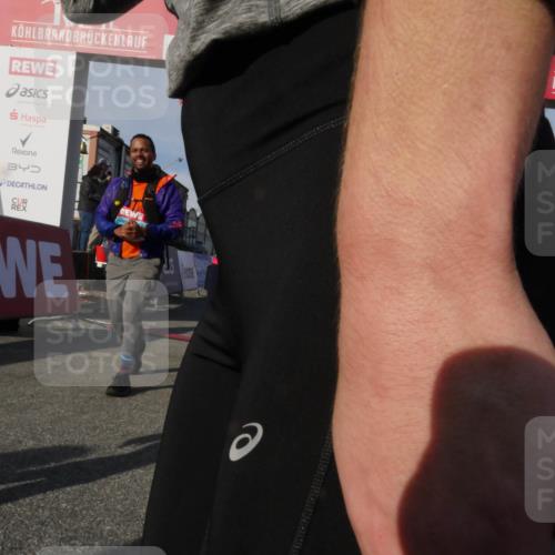 03.10.2025 - Köhlbrandbrückenlauf Matties Gatica Varas http://msf.ph/oto/9169075 03.10.2025 10:21:19 Ziel 1757, 1899, 2119, 2350, 2369, 2415, 2456, 2897, 3839 meine-sportfotos.de