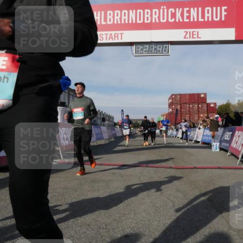 03.10.2025 - Köhlbrandbrückenlauf Matties Gatica Varas http://msf.ph/oto/9169122 03.10.2025 10:21:42 Ziel 1483, 2053, 2143, 2164, 2174, 2255, 2439, 2524, 3535, 3536, 3537, 3538 meine-sportfotos.de
