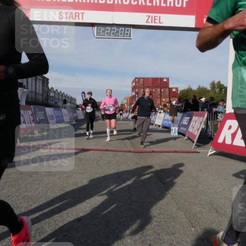 03.10.2025 - Köhlbrandbrückenlauf Matties Gatica Varas http://msf.ph/oto/9169179 03.10.2025 10:22:10 Ziel 1669, 1951, 1977, 2065, 2071, 2114, 2304, 2327, 3114, 3279, 3509, 3777 meine-sportfotos.de