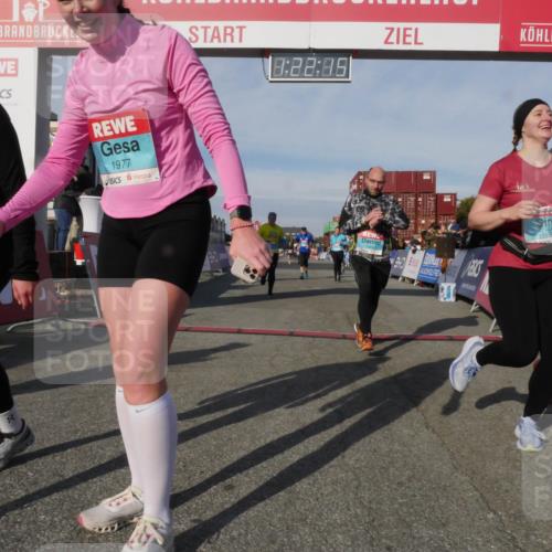 03.10.2025 - Köhlbrandbrückenlauf Matties Gatica Varas http://msf.ph/oto/9169194 03.10.2025 10:22:17 Ziel 1669, 1984, 2304, 3279, 3509, 3777 meine-sportfotos.de