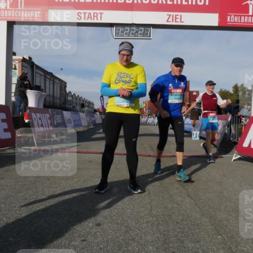 03.10.2025 - Köhlbrandbrückenlauf Matties Gatica Varas http://msf.ph/oto/9169206 03.10.2025 10:22:23 Ziel 1984, 2075, 2313, 2314 meine-sportfotos.de