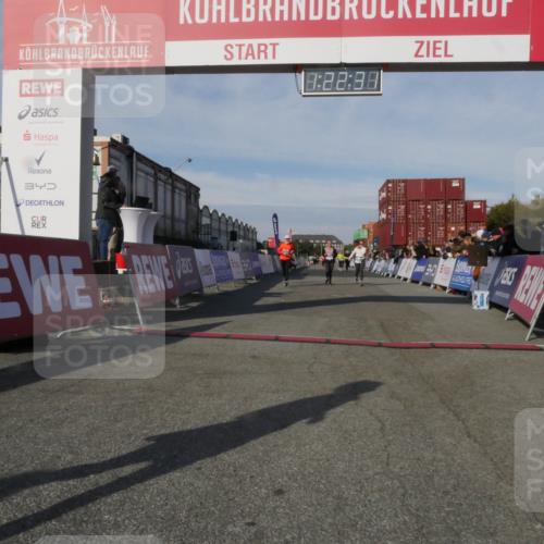 03.10.2025 - Köhlbrandbrückenlauf Matties Gatica Varas http://msf.ph/oto/9169219 03.10.2025 10:22:33 Ziel 2217, 2218, 2296, 3577 meine-sportfotos.de