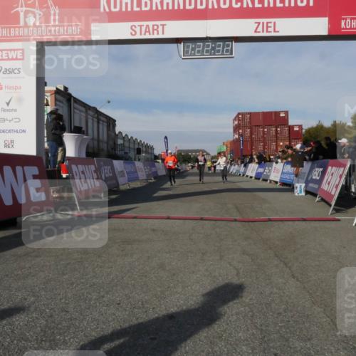 03.10.2025 - Köhlbrandbrückenlauf Matties Gatica Varas http://msf.ph/oto/9169220 03.10.2025 10:22:33 Ziel 2217, 2218, 2296, 3577 meine-sportfotos.de