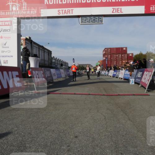 03.10.2025 - Köhlbrandbrückenlauf Matties Gatica Varas http://msf.ph/oto/9169221 03.10.2025 10:22:34 Ziel 2213, 2217, 2218, 2296, 3577 meine-sportfotos.de