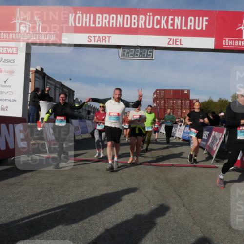 03.10.2025 - Köhlbrandbrückenlauf Matties Gatica Varas http://msf.ph/oto/9169372 03.10.2025 10:23:17 Ziel 1263, 1629, 1707, 1723, 1777, 1827, 1954, 2125, 2139, 2141, 2167, 2188, 2783, 2829, 2840, 2842, 3029, 3109, 3147, 3221 meine-sportfotos.de