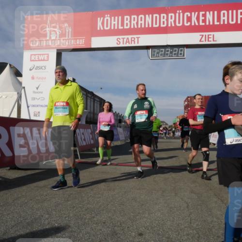 03.10.2025 - Köhlbrandbrückenlauf Matties Gatica Varas http://msf.ph/oto/9169419 03.10.2025 10:23:30 Ziel 1482, 1597, 1875, 1937, 2229, 2637, 2683, 2684, 2740, 2784, 2810, 3170 meine-sportfotos.de