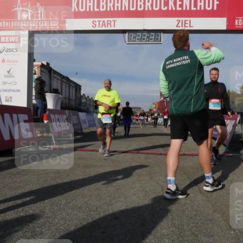 03.10.2025 - Köhlbrandbrückenlauf Matties Gatica Varas http://msf.ph/oto/9169430 03.10.2025 10:23:33 Ziel 1128, 1482, 1597, 1875, 1937, 1978, 2008, 2229, 2303, 2315, 2637, 2683, 2684, 2784, 3170, 3422, 3423 meine-sportfotos.de
