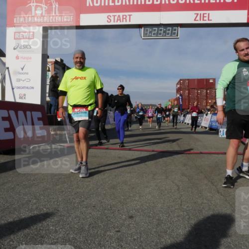 03.10.2025 - Köhlbrandbrückenlauf Matties Gatica Varas http://msf.ph/oto/9169440 03.10.2025 10:23:35 Ziel 1128, 1482, 1597, 1875, 1937, 1978, 2008, 2152, 2229, 2303, 2315, 2637, 2683, 2684, 2784, 3170, 3422, 3423 meine-sportfotos.de
