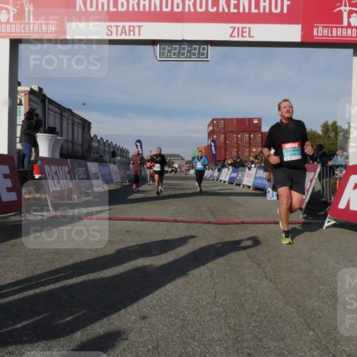 03.10.2025 - Köhlbrandbrückenlauf Matties Gatica Varas http://msf.ph/oto/9169462 03.10.2025 10:23:41 Ziel 1128, 1937, 1978, 2008, 2152, 2303, 2315, 3422, 3423 meine-sportfotos.de