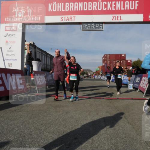 03.10.2025 - Köhlbrandbrückenlauf Matties Gatica Varas http://msf.ph/oto/9169478 03.10.2025 10:23:44 Ziel 1128, 1978, 2008, 2152, 2303, 3088, 3422, 3423 meine-sportfotos.de