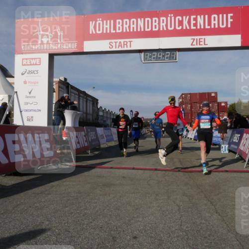 03.10.2025 - Köhlbrandbrückenlauf Matties Gatica Varas http://msf.ph/oto/9169615 03.10.2025 10:24:23 Ziel 1329, 1440, 1732, 1895, 2239, 2319, 2340, 2384, 2970, 3074, 3597 meine-sportfotos.de