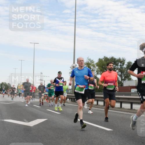03.10.2025 - Köhlbrandbrückenlauf Matties Gatica Varas http://msf.ph/oto/9169727 03.10.2025 15:14:10 Position 3 9187, 9186 meine-sportfotos.de