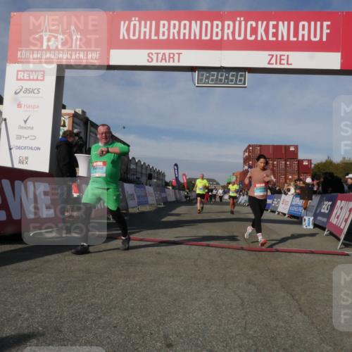 03.10.2025 - Köhlbrandbrückenlauf Matties Gatica Varas http://msf.ph/oto/9169757 03.10.2025 10:24:58 Ziel 1663, 1890, 1983, 1990, 2240, 2289, 2356, 2739, 2742, 3085 meine-sportfotos.de