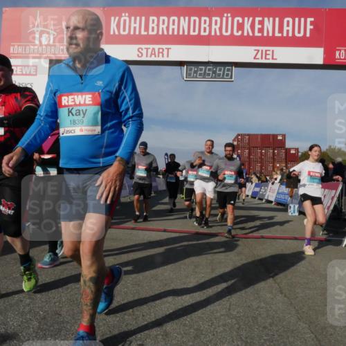 03.10.2025 - Köhlbrandbrückenlauf Matties Gatica Varas http://msf.ph/oto/9169957 03.10.2025 10:25:48 Ziel 1652, 1948, 1950, 1998, 2002, 2003, 2251, 2489, 2787, 3022, 3024, 3026, 3027, 3441, 3443 meine-sportfotos.de