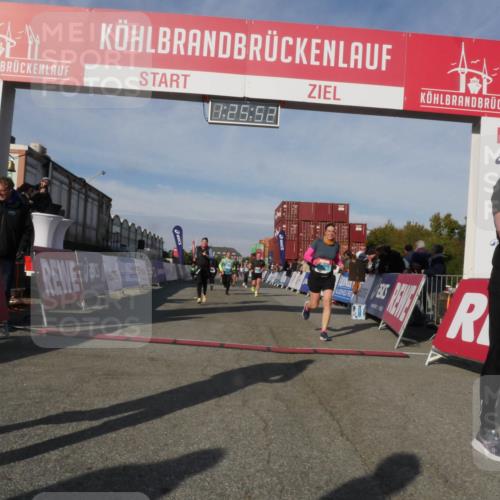 03.10.2025 - Köhlbrandbrückenlauf Matties Gatica Varas http://msf.ph/oto/9169983 03.10.2025 10:25:54 Ziel 1948, 1998, 2000, 2251, 2382, 2383, 2489, 2635, 2644, 2787 meine-sportfotos.de