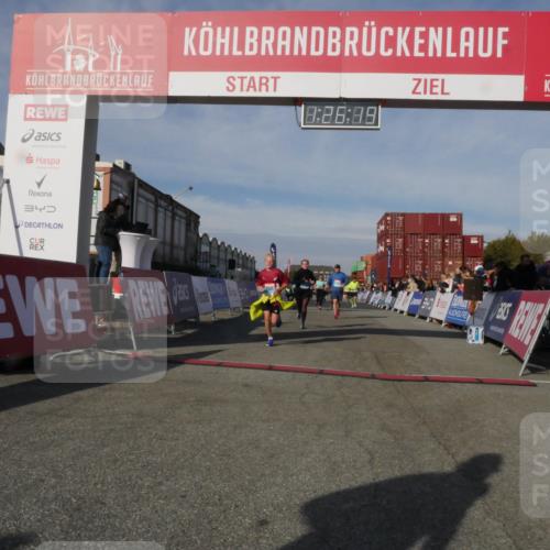03.10.2025 - Köhlbrandbrückenlauf Matties Gatica Varas http://msf.ph/oto/9170085 03.10.2025 10:26:21 Ziel 1904, 1949, 2001, 2284, 2676, 2681, 3447, 3555, 3586 meine-sportfotos.de