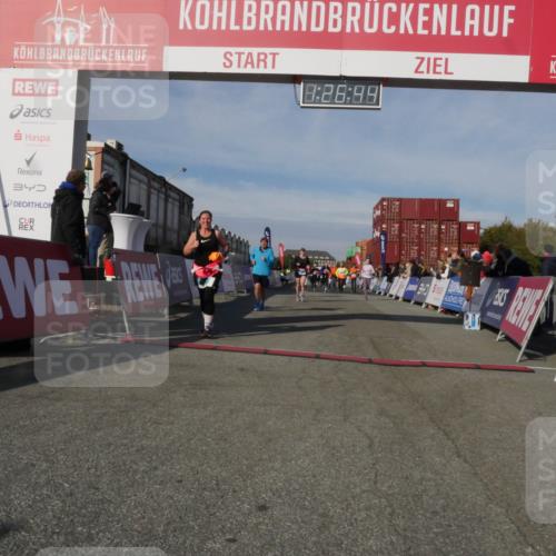 03.10.2025 - Köhlbrandbrückenlauf Matties Gatica Varas http://msf.ph/oto/9170176 03.10.2025 10:26:45 Ziel 1425, 1436, 1744, 1756, 2004, 2005, 2050, 2219, 2551, 2574, 3113, 3787 meine-sportfotos.de
