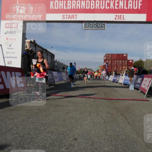 03.10.2025 - Köhlbrandbrückenlauf Matties Gatica Varas http://msf.ph/oto/9170178 03.10.2025 10:26:46 Ziel 1425, 1436, 1744, 1756, 2004, 2005, 2050, 2219, 2551, 2574, 3113, 3787 meine-sportfotos.de