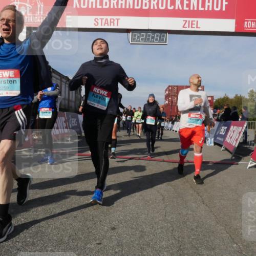 03.10.2025 - Köhlbrandbrückenlauf Matties Gatica Varas http://msf.ph/oto/9170213 03.10.2025 10:27:03 Ziel 1726, 1727, 1935, 2405, 2586, 2655, 2930, 3044, 3110, 3232, 3241, 3242, 3364, 3367, 3602, 3703, 3829 meine-sportfotos.de