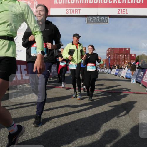 03.10.2025 - Köhlbrandbrückenlauf Matties Gatica Varas http://msf.ph/oto/9170223 03.10.2025 10:27:08 Ziel 2115, 2405, 2693, 2774, 2930, 3232, 3703, 3745, 3829 meine-sportfotos.de