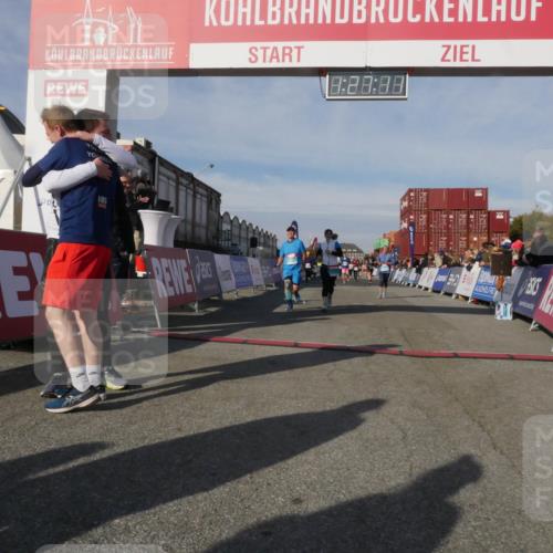03.10.2025 - Köhlbrandbrückenlauf Matties Gatica Varas http://msf.ph/oto/9170234 03.10.2025 10:27:13 Ziel 1930, 2115, 2693, 2774, 3052, 3232, 3703, 3745 meine-sportfotos.de