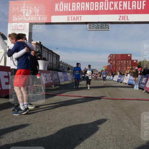 03.10.2025 - Köhlbrandbrückenlauf Matties Gatica Varas http://msf.ph/oto/9170235 03.10.2025 10:27:13 Ziel 1930, 2115, 2693, 2774, 3052, 3232, 3703, 3745 meine-sportfotos.de