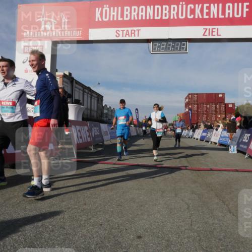03.10.2025 - Köhlbrandbrückenlauf Matties Gatica Varas http://msf.ph/oto/9170237 03.10.2025 10:27:14 Ziel 1930, 2115, 2693, 2774, 3052, 3232, 3703, 3745 meine-sportfotos.de