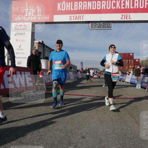 03.10.2025 - Köhlbrandbrückenlauf Matties Gatica Varas http://msf.ph/oto/9170240 03.10.2025 10:27:16 Ziel 1930, 2115, 2693, 2774, 3052, 3745, 3746 meine-sportfotos.de