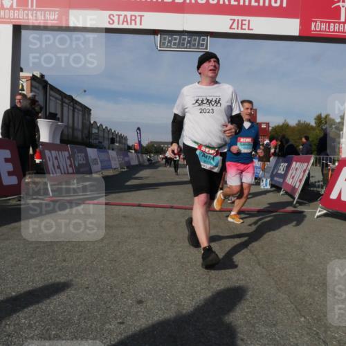 03.10.2025 - Köhlbrandbrückenlauf Matties Gatica Varas http://msf.ph/oto/9170251 03.10.2025 10:27:21 Ziel 1539, 1930, 2451, 2935, 3052, 3132, 3746 meine-sportfotos.de