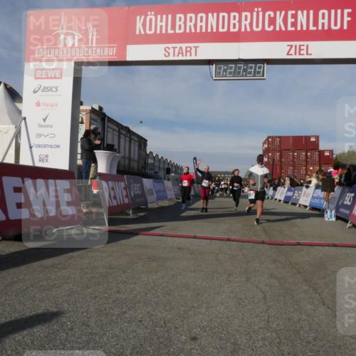 03.10.2025 - Köhlbrandbrückenlauf Matties Gatica Varas http://msf.ph/oto/9170290 03.10.2025 10:27:41 Ziel 1914, 2059, 2136, 2162, 2166, 2192, 2237, 2352, 3230, 3346, 3429, 3451, 3452, 3739 meine-sportfotos.de