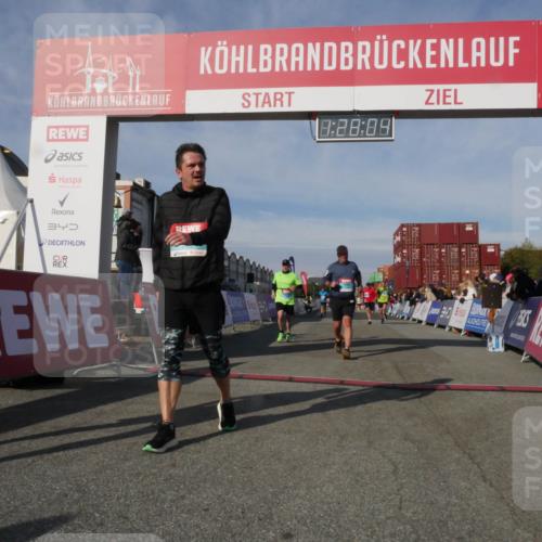 03.10.2025 - Köhlbrandbrückenlauf Matties Gatica Varas http://msf.ph/oto/9170342 03.10.2025 10:28:06 Ziel 1993, 2320, 2525, 2630, 2632, 2752, 3393 meine-sportfotos.de