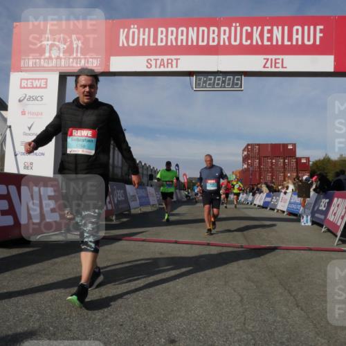 03.10.2025 - Köhlbrandbrückenlauf Matties Gatica Varas http://msf.ph/oto/9170343 03.10.2025 10:28:07 Ziel 1993, 2320, 2525, 2621, 2630, 2632, 2752, 3393 meine-sportfotos.de