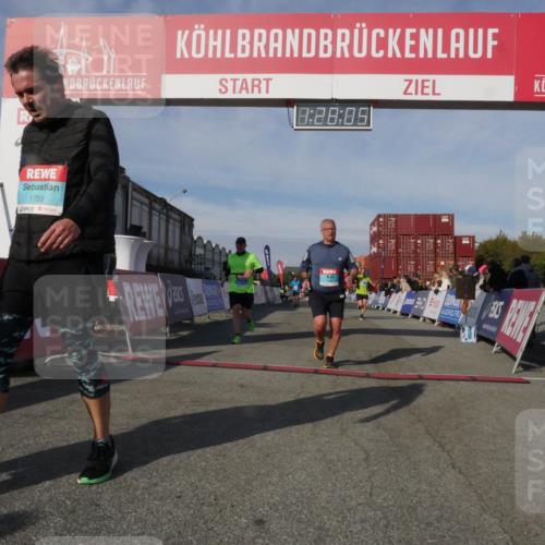 03.10.2025 - Köhlbrandbrückenlauf Matties Gatica Varas http://msf.ph/oto/9170344 03.10.2025 10:28:07 Ziel 1993, 2320, 2525, 2621, 2630, 2632, 2752, 3393 meine-sportfotos.de