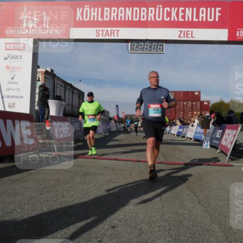 03.10.2025 - Köhlbrandbrückenlauf Matties Gatica Varas http://msf.ph/oto/9170346 03.10.2025 10:28:08 Ziel 2320, 2525, 2621, 2630, 2632, 2752, 3393 meine-sportfotos.de