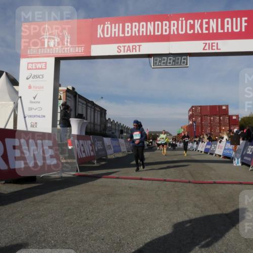 03.10.2025 - Köhlbrandbrückenlauf Matties Gatica Varas http://msf.ph/oto/9170364 03.10.2025 10:28:17 Ziel 1592, 1775, 2094, 2621, 2636, 2752, 3476, 3611, 3614, 3631, 3670 meine-sportfotos.de