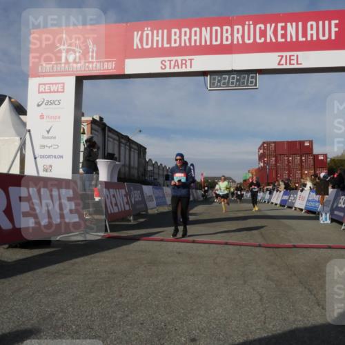 03.10.2025 - Köhlbrandbrückenlauf Matties Gatica Varas http://msf.ph/oto/9170365 03.10.2025 10:28:18 Ziel 1592, 1775, 2094, 2621, 2636, 2752, 3432, 3476, 3611, 3614, 3631, 3670 meine-sportfotos.de