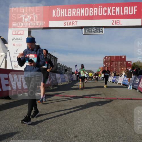03.10.2025 - Köhlbrandbrückenlauf Matties Gatica Varas http://msf.ph/oto/9170369 03.10.2025 10:28:20 Ziel 1592, 1775, 1872, 2094, 2366, 2636, 3432, 3476, 3611, 3614, 3631, 3670 meine-sportfotos.de