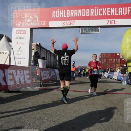 03.10.2025 - Köhlbrandbrückenlauf Matties Gatica Varas http://msf.ph/oto/9170387 03.10.2025 10:28:28 Ziel 1579, 1592, 1872, 1910, 2366, 2409, 2869, 2870, 3161, 3231, 3360, 3398, 3399, 3432 meine-sportfotos.de
