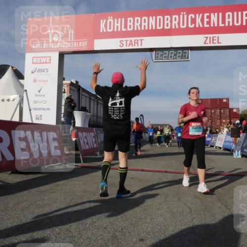 03.10.2025 - Köhlbrandbrückenlauf Matties Gatica Varas http://msf.ph/oto/9170388 03.10.2025 10:28:29 Ziel 1579, 1872, 1910, 2366, 2409, 2869, 2870, 3161, 3231, 3360, 3398, 3399, 3432 meine-sportfotos.de