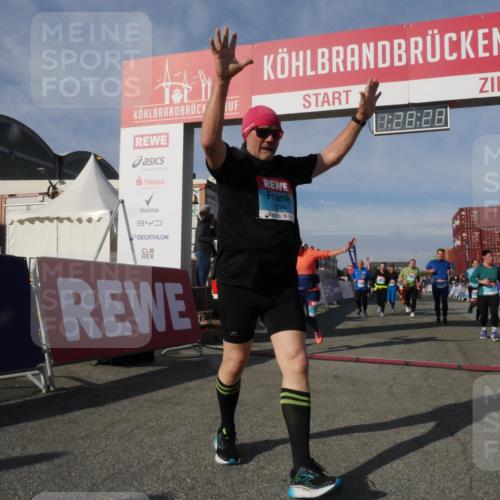 03.10.2025 - Köhlbrandbrückenlauf Matties Gatica Varas http://msf.ph/oto/9170391 03.10.2025 10:28:30 Ziel 1579, 1872, 1910, 2366, 2409, 2869, 2870, 3161, 3231, 3360, 3398, 3399, 3432 meine-sportfotos.de
