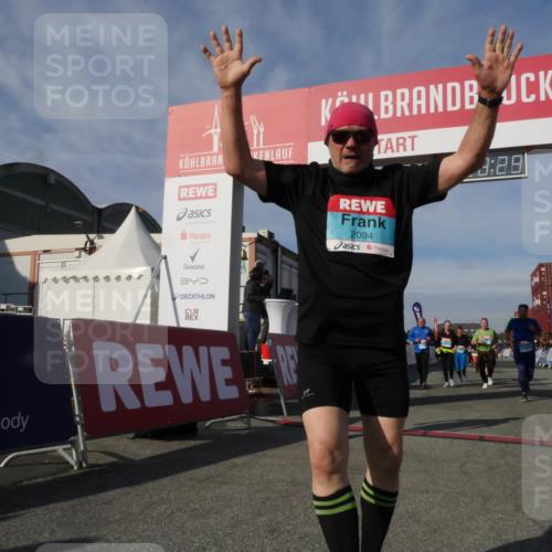 03.10.2025 - Köhlbrandbrückenlauf Matties Gatica Varas http://msf.ph/oto/9170392 03.10.2025 10:28:31 Ziel 1579, 1872, 1910, 2366, 2409, 2869, 2870, 3161, 3231, 3360, 3398, 3399 meine-sportfotos.de