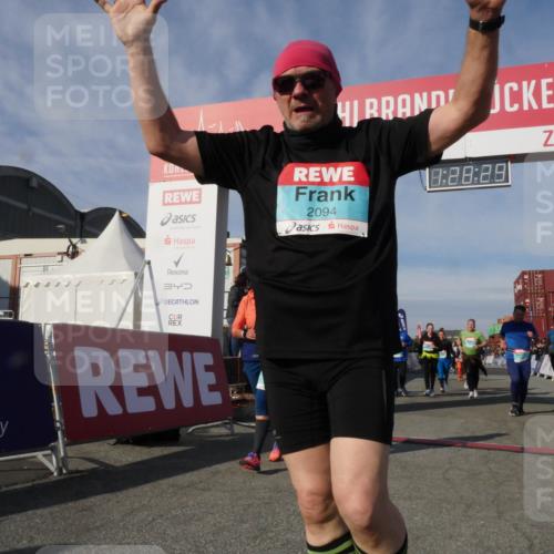03.10.2025 - Köhlbrandbrückenlauf Matties Gatica Varas http://msf.ph/oto/9170393 03.10.2025 10:28:31 Ziel 1579, 1872, 1910, 2366, 2409, 2869, 2870, 3161, 3231, 3360, 3398, 3399 meine-sportfotos.de
