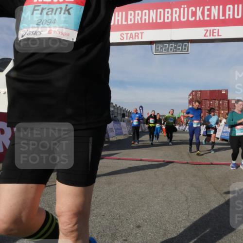03.10.2025 - Köhlbrandbrückenlauf Matties Gatica Varas http://msf.ph/oto/9170394 03.10.2025 10:28:32 Ziel 1579, 1910, 2366, 2409, 2869, 2870, 3013, 3161, 3231, 3360, 3398, 3399 meine-sportfotos.de